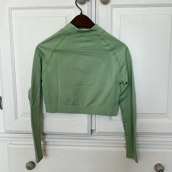 Alphalete cropped long-sleeve shirt - Picture 2 of 2